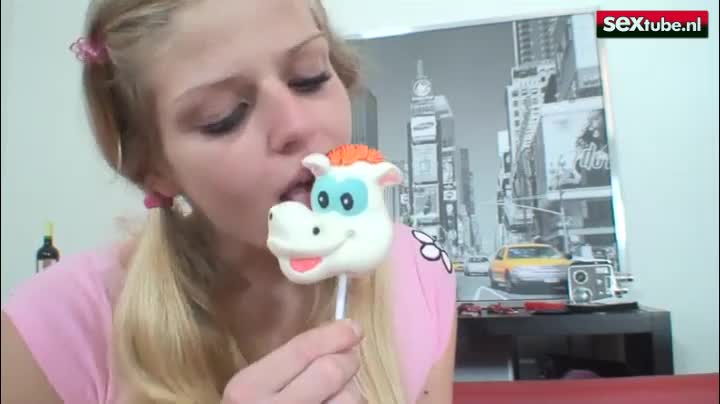 19-jarig blondje laat zich verleiden en wordt flink genaaid