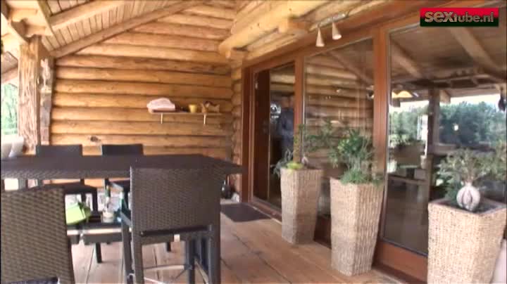 Als zijn vrouw niet komt neukt hij het dienstmeisje maar in haar kontje