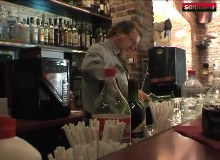Dronken blondje doet een trio in een bar