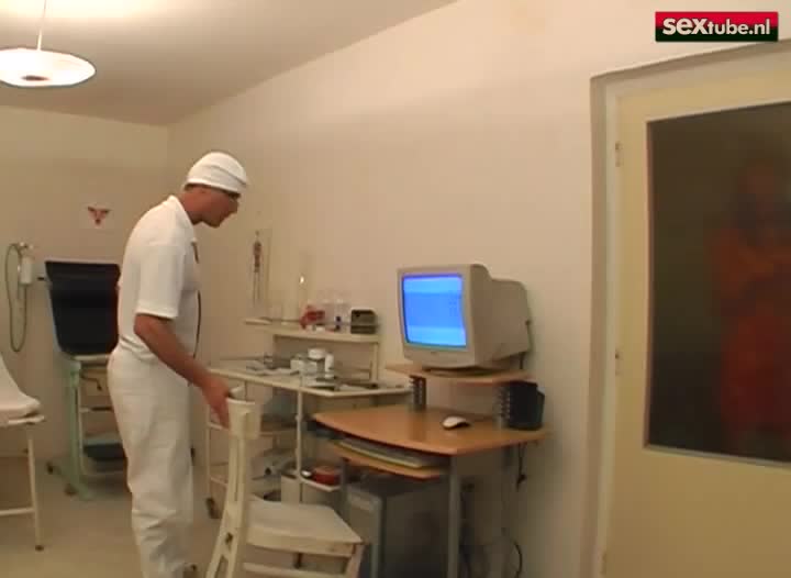 Duitse toeriste wordt hardhandig afgepaald door dokter kinky
